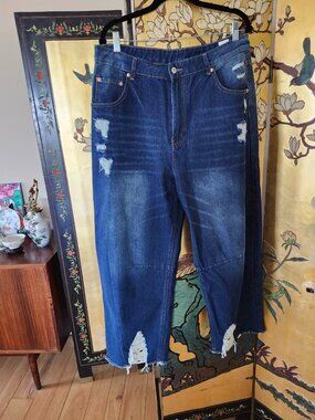 Relaxed Distressed barrel cut jeans (14)